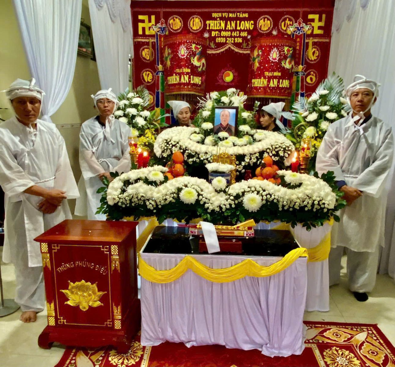 Mẫu hoa tươi trang trí tang lễ